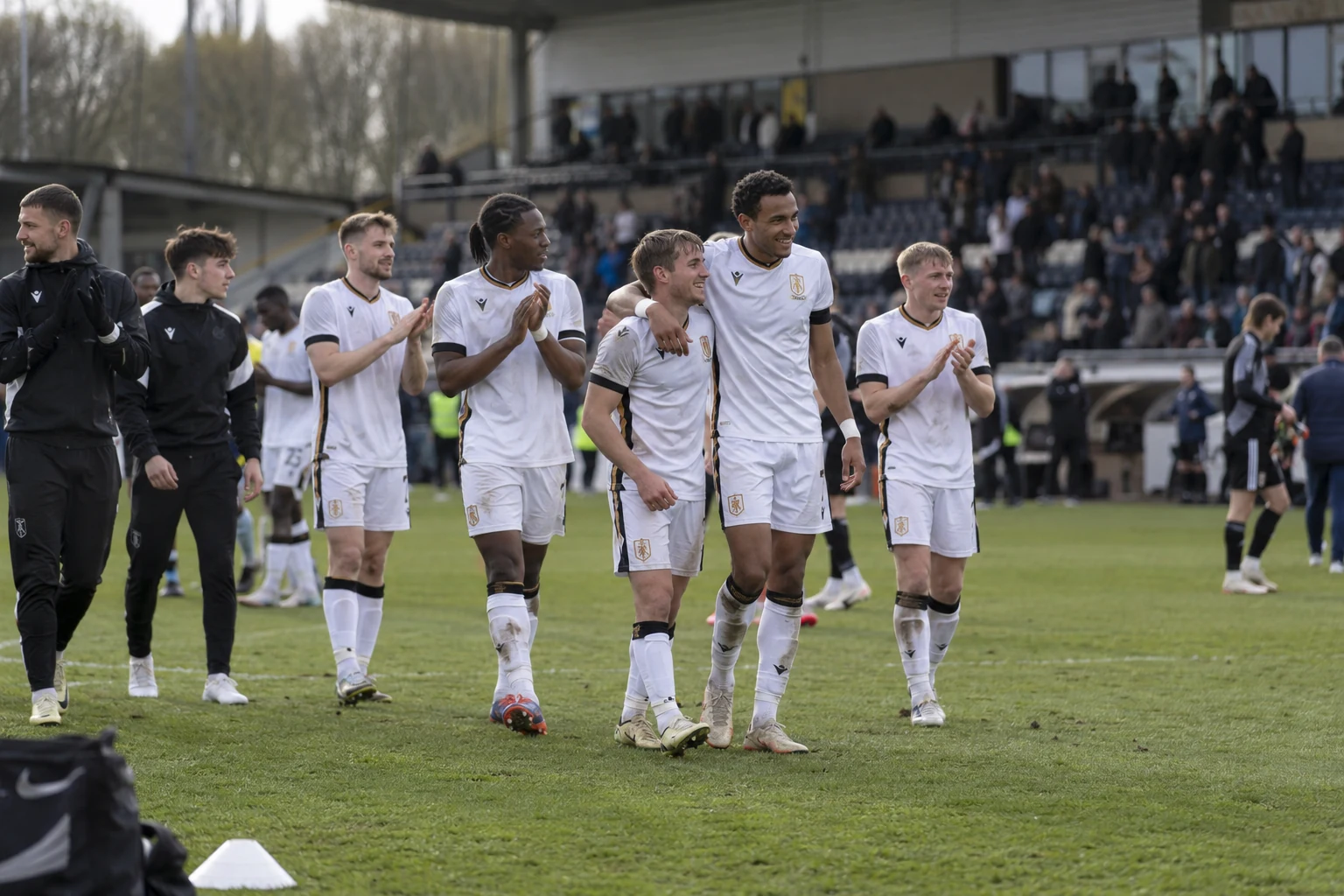 Milton Keynes Dons kvar under strecket efter segerlös start