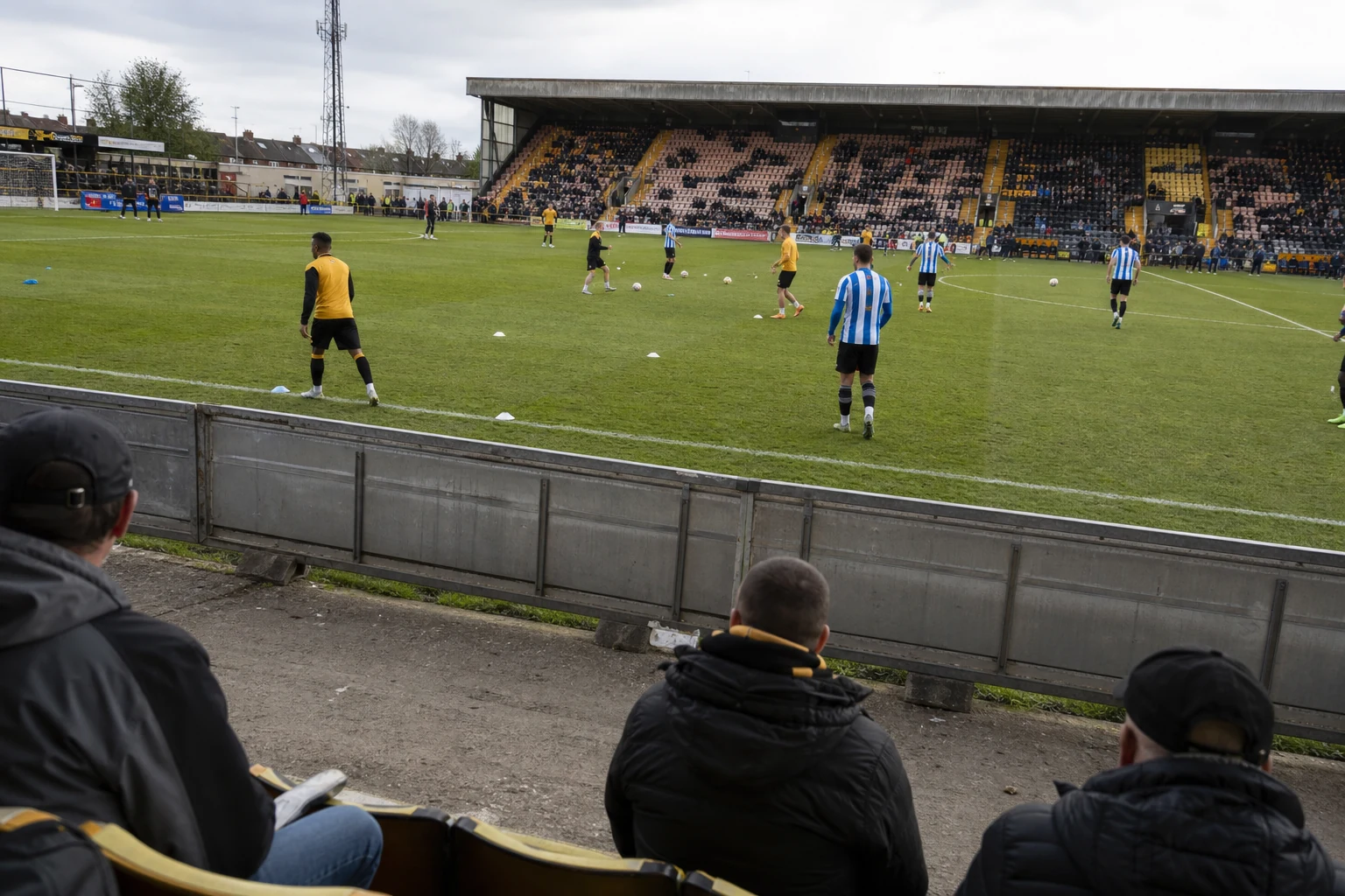 Cambridge och Huddersfield möts i tidig uppflyttningsstrid