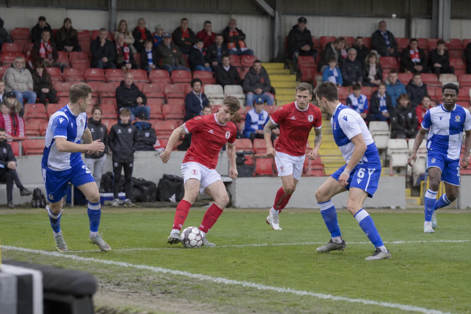 Crewe pressat i toppen inför mötet med Rochdale