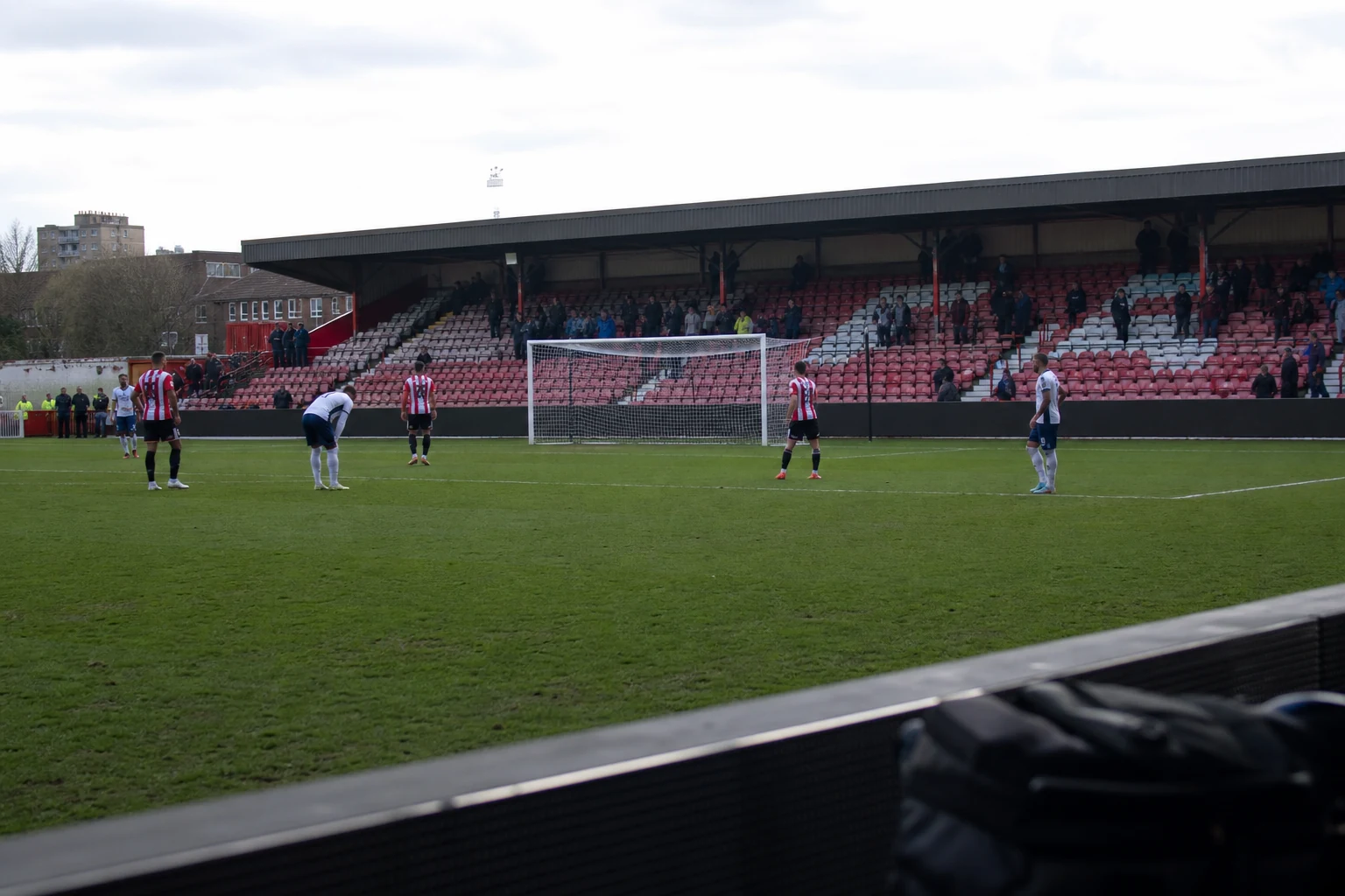Brentford vann premiären med 3–0 mot Tottenham